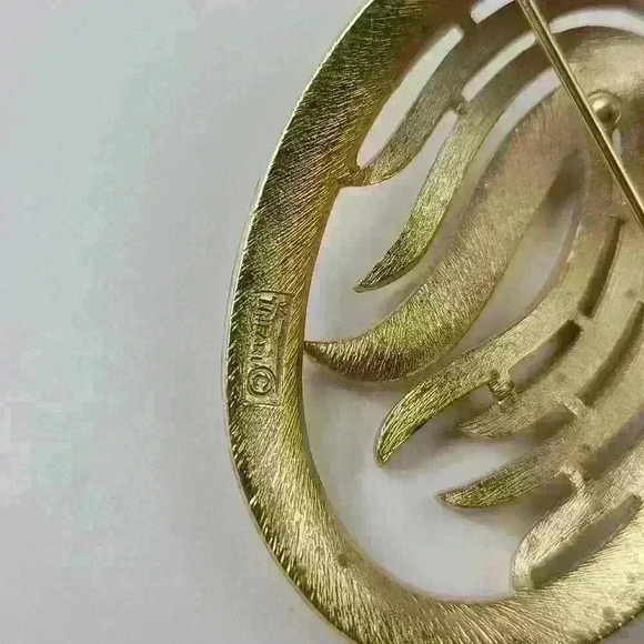 CROWN TRIFARI  vintage Crown Trifari Art Deco Gold-toned Trifari brooch - Picture 10 of 17